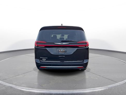 Used 2024 Chrysler Pacifica Touring-L FWD image 7