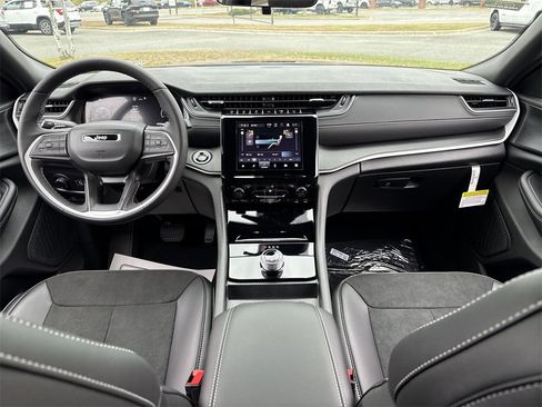 New 2025 Jeep Grand Cherokee Altitude image 26