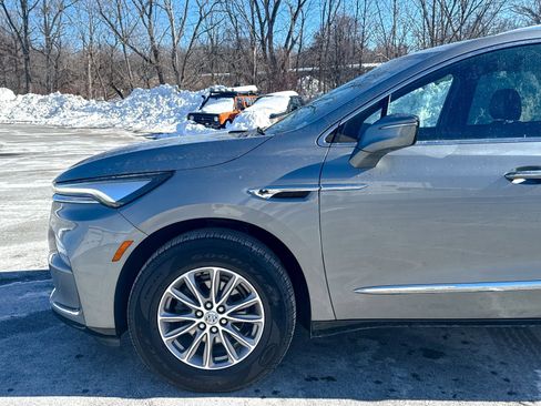 Used 2024 Buick Enclave Premium image 9