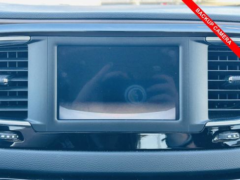 Used 2023 Chrysler Voyager LX image 7