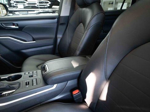 Used 2025 Toyota Highlander XLE image 10