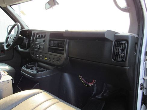 Used 2015 Chevrolet Express 2500 RWD image 15