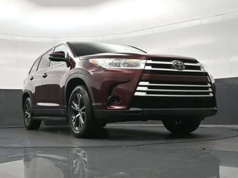 Used 2019 Toyota Highlander LE FWD image 30