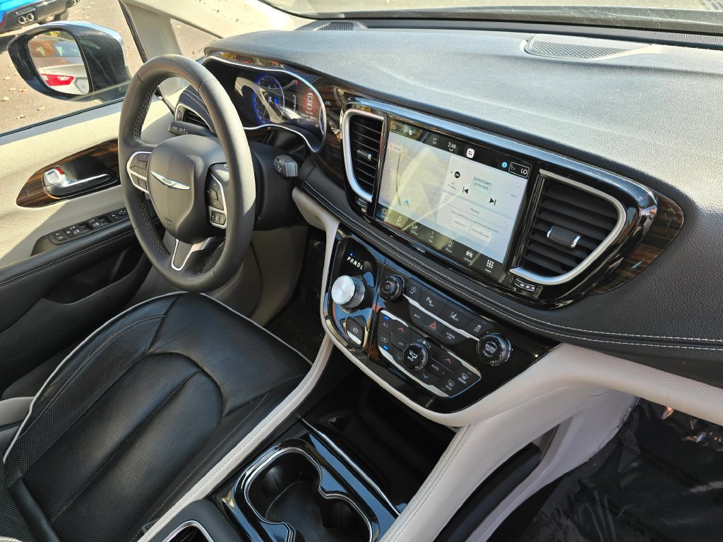 Used 2023 Chrysler Pacifica Limited FWD image 10