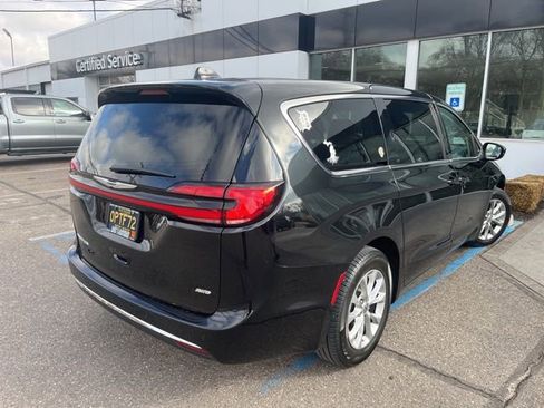 Used 2024 Chrysler Pacifica Touring-L w/ Uconnect Theater Family Group image 4
