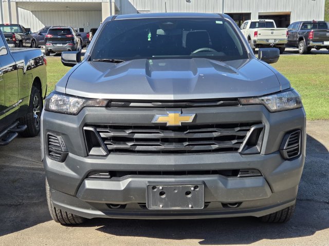 Used 2025 Chevrolet Colorado W/T w/ Advanced Trailering Package AWD/4WD image 2