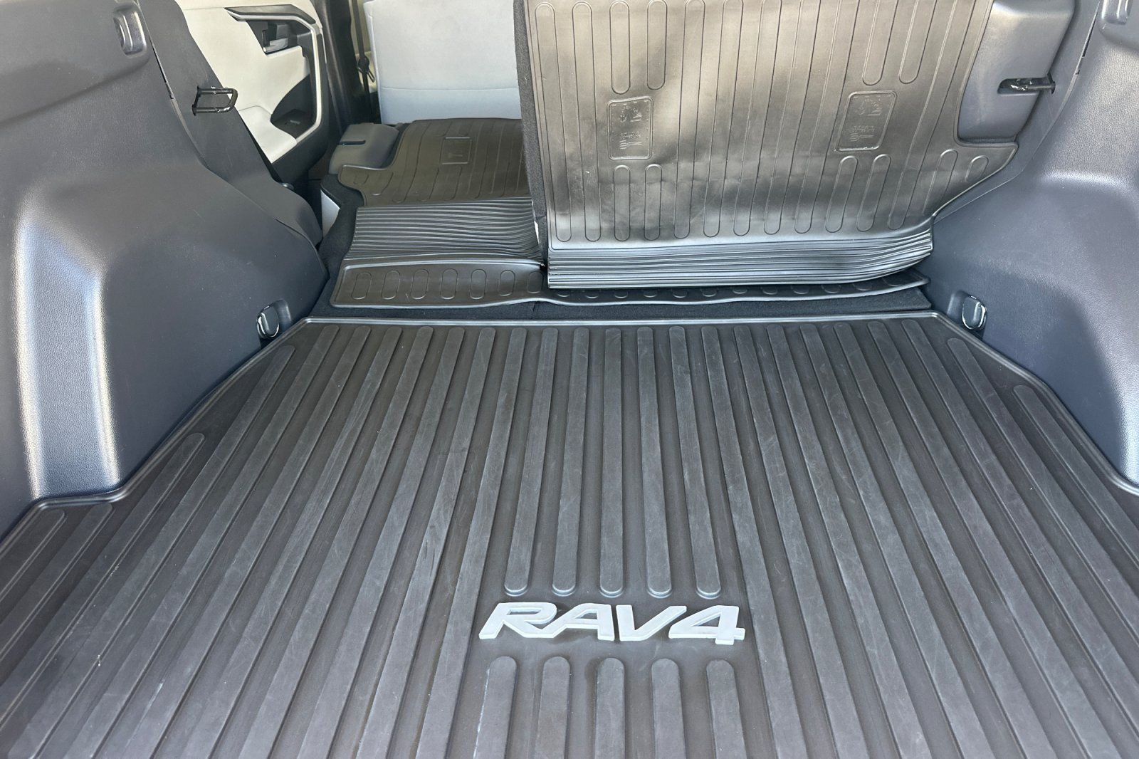 Certified 2021 Toyota RAV4 XLE w/ XLE Grade Weather Package AWD/4WD image 14
