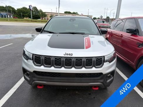 Used 2025 Jeep Compass Trailhawk AWD/4WD image 2