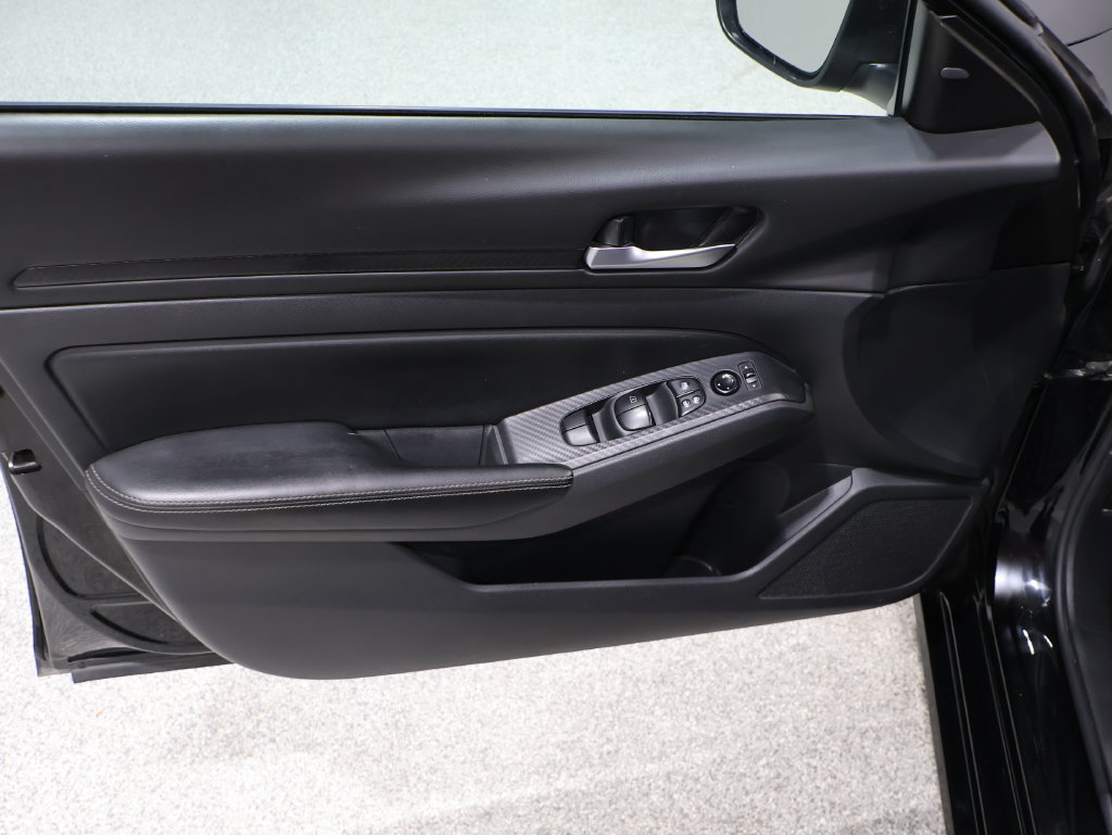 Used 2025 Nissan Altima 2.5 SV FWD image 13