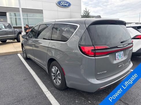 Used 2022 Chrysler Pacifica Touring-L w/ Uconnect Theater Family Group FWD image 10