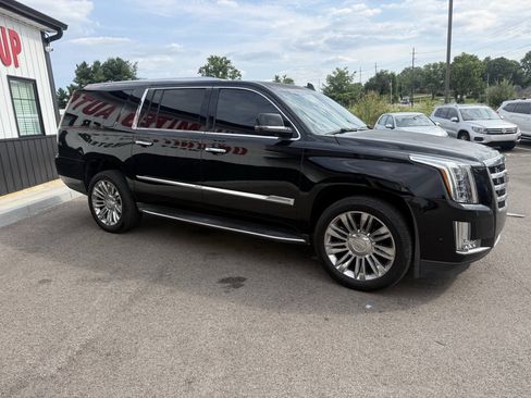 Used 2017 Cadillac Escalade ESV Luxury RWD image 5