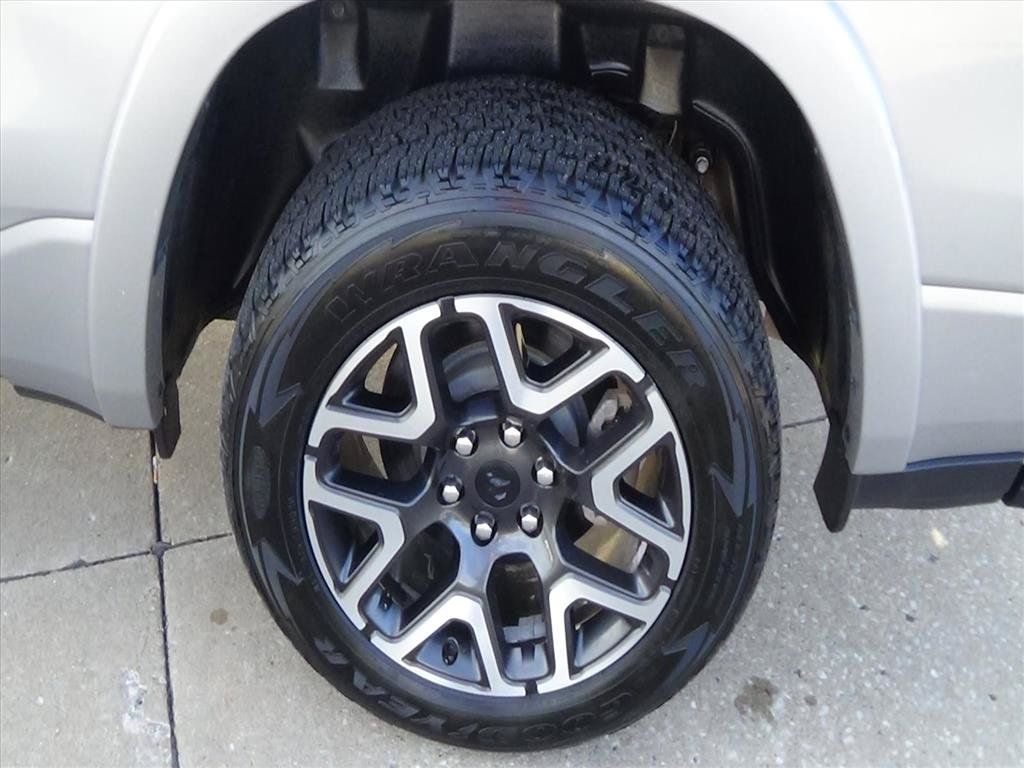 Used 2025 RAM 1500 Laramie AWD/4WD image 12