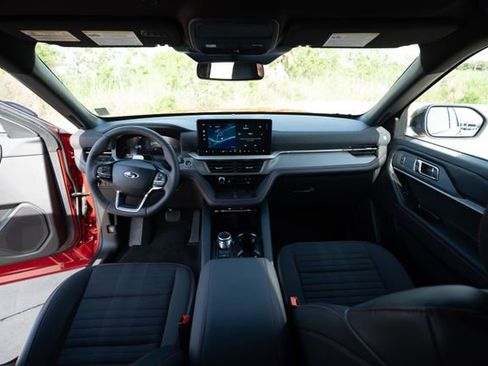 Used 2025 Ford Explorer ST-Line w/ Premium Package image 7