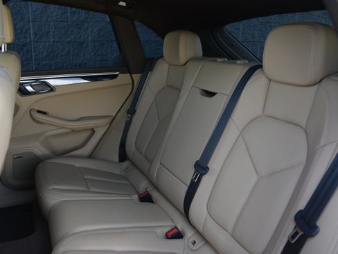 Certified 2018 Porsche Macan AWD/4WD image 30