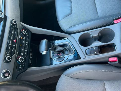 Used 2017 Kia Niro EX FWD image 16