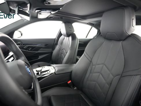 Used 2024 BMW i5 eDrive40i w/ Premium Package image 4