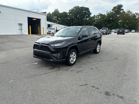 Used 2020 Toyota RAV4 LE AWD/4WD image 2