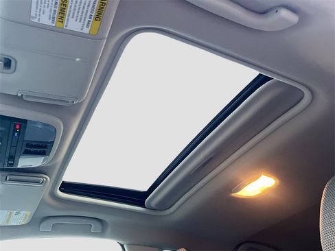 Used 2024 Subaru Crosstrek 2.0i Premium image 21