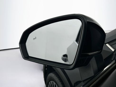 Used 2025 Volkswagen Taos SE FWD image 16