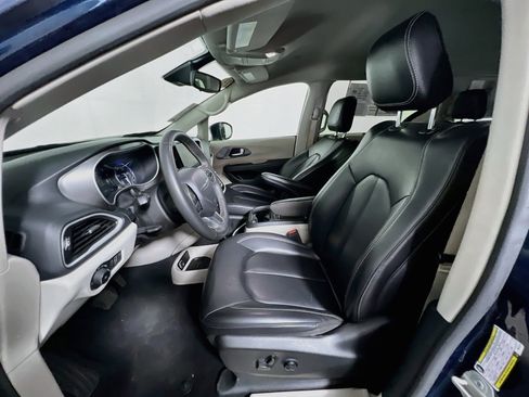 Used 2023 Chrysler Pacifica Touring-L FWD image 14