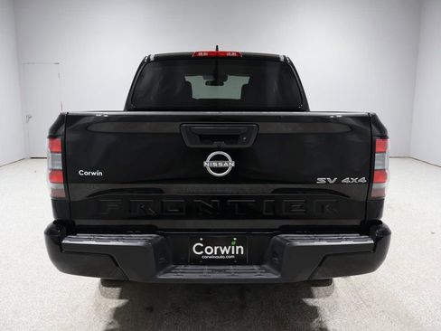 Used 2024 Nissan Frontier SV image 3