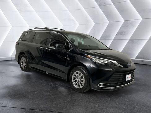 Used 2022 Toyota Sienna XLE image 1