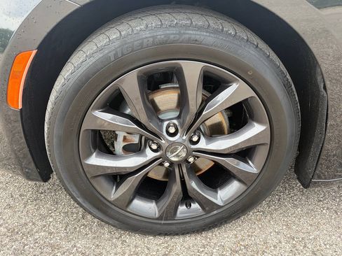 Used 2018 Chrysler Pacifica Touring-L w/ Premium Audio Group FWD image 22