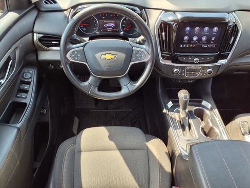 Used 2020 Chevrolet Traverse LT image 3