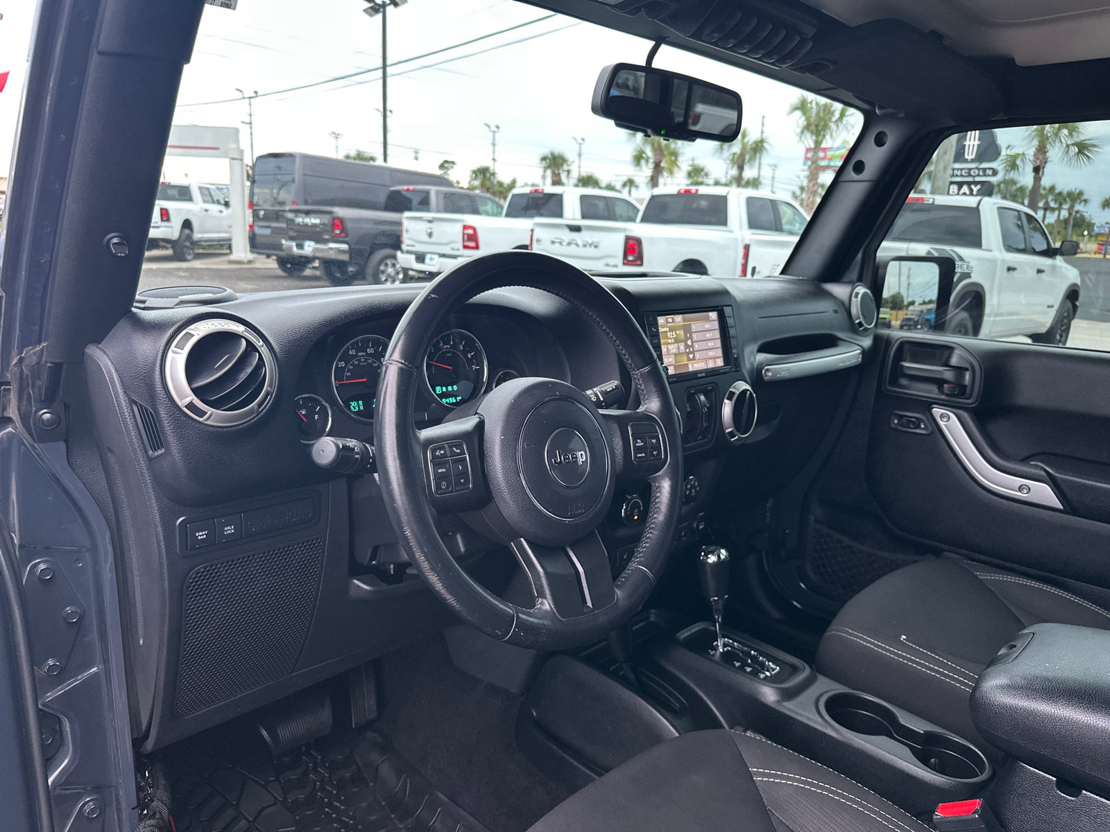 Used 2018 Jeep Wrangler Unlimited Rubicon w/ Cold Weather Group AWD/4WD image 12