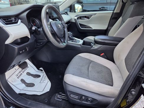 Used 2022 Toyota RAV4 XLE FWD image 5