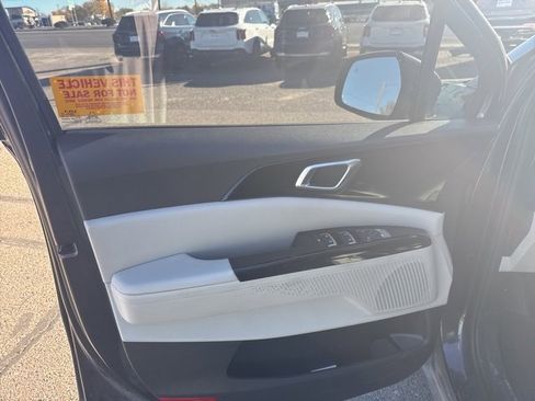 Used 2023 Kia Carnival EX image 19