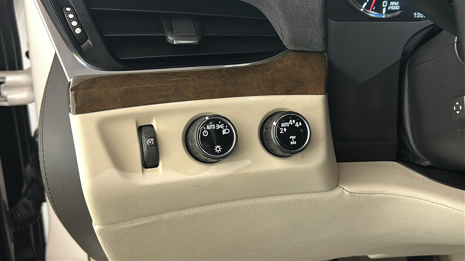 Used 2018 Cadillac Escalade Luxury AWD/4WD image 24