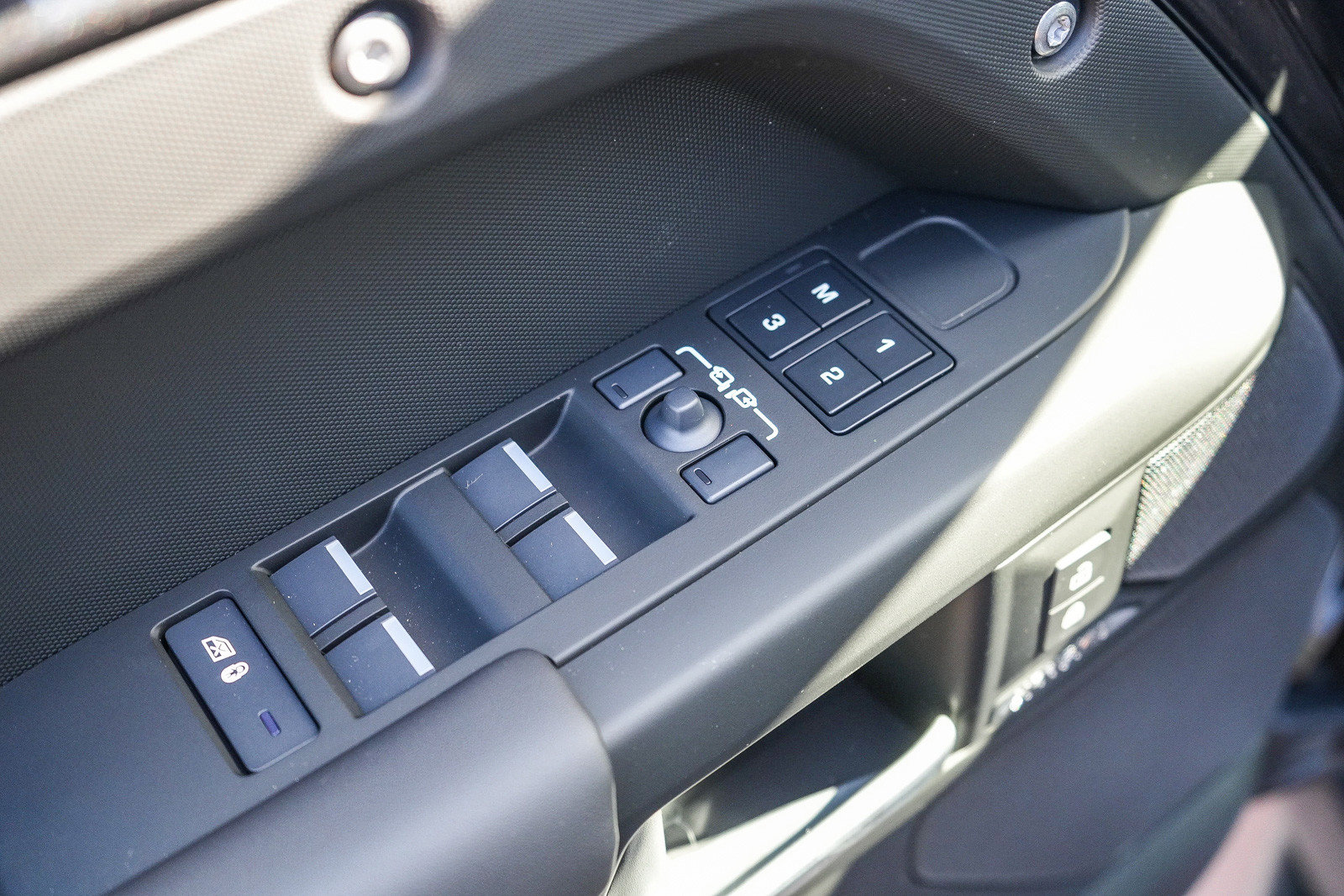 New 2026 Land Rover Defender 110 X-Dynamic SE AWD/4WD image 18