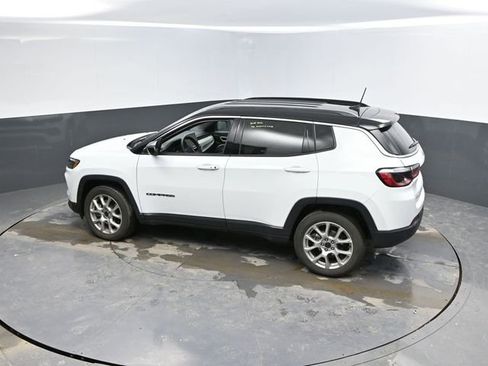 Used 2025 Jeep Compass Limited image 42