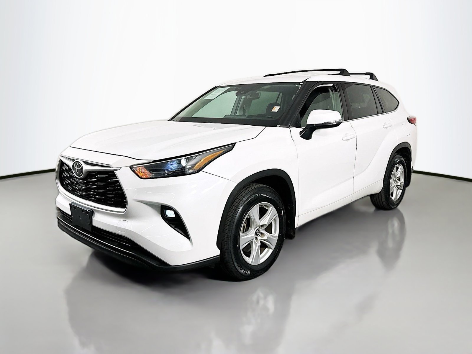 Used 2022 Toyota Highlander LE FWD image 4
