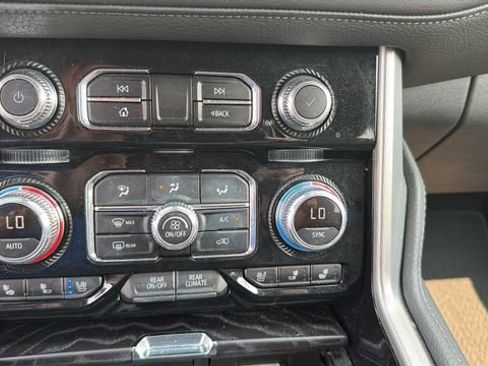Used 2024 GMC Yukon Denali AWD/4WD image 10
