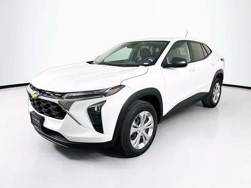 Used 2025 Chevrolet Trax LS image 3