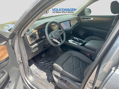 Used 2024 Volkswagen Atlas SE w/ Panoramic Sunroof Package FWD image 10