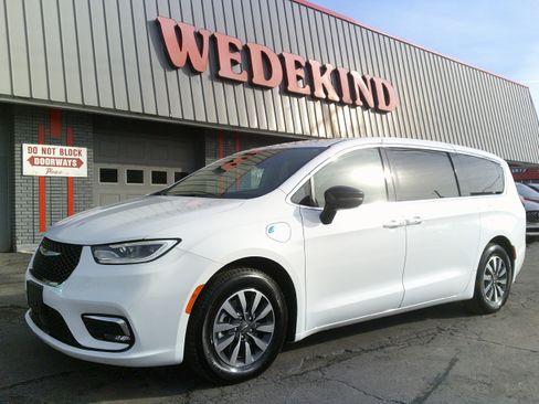 Used 2024 Chrysler Pacifica Select image 1