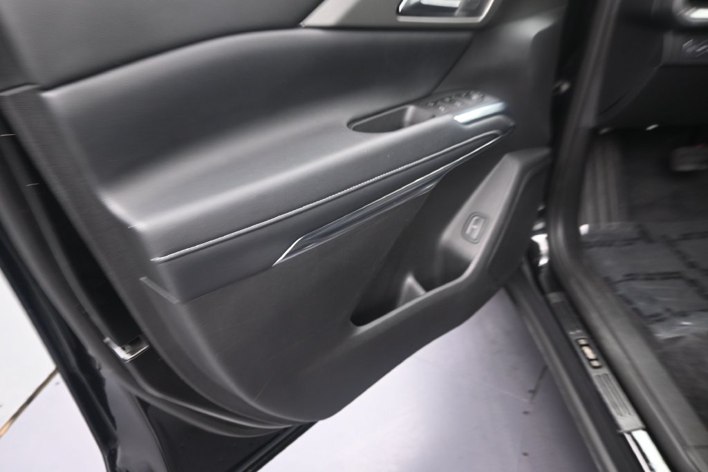Used 2025 Chevrolet Traverse LT FWD image 13