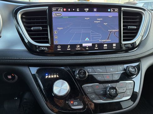 Used 2023 Chrysler Pacifica Touring-L w/ Uconnect Theater Family Group image 7