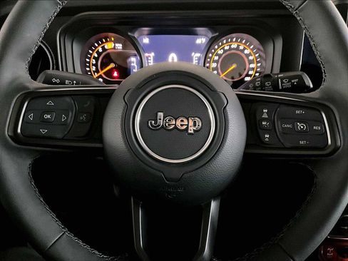 Used 2025 Jeep Wrangler Unlimited Rubicon w/ Convenience Group AWD/4WD image 18