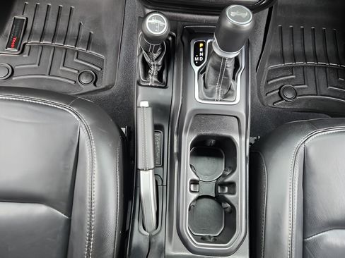 Used 2022 Jeep Wrangler Unlimited Sahara w/ Cold Weather Group AWD/4WD image 15
