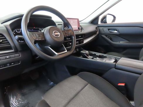 Used 2024 Nissan Rogue SV image 9