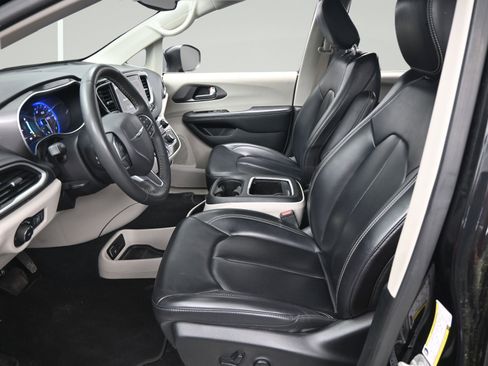 Used 2023 Chrysler Pacifica Touring-L FWD image 11