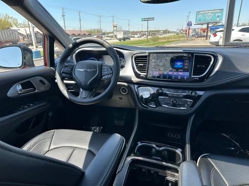 Used 2025 Chrysler Pacifica Limited FWD image 15