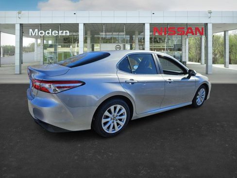 Used 2018 Toyota Camry LE image 4