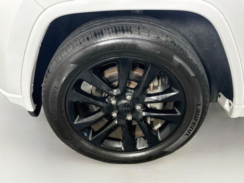 Used 2018 Jeep Grand Cherokee Altitude RWD image 11