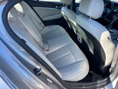 Used 2025 Genesis G70 2.5T image 13