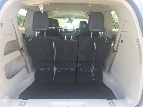 Used 2023 Chrysler Pacifica Touring-L FWD image 11